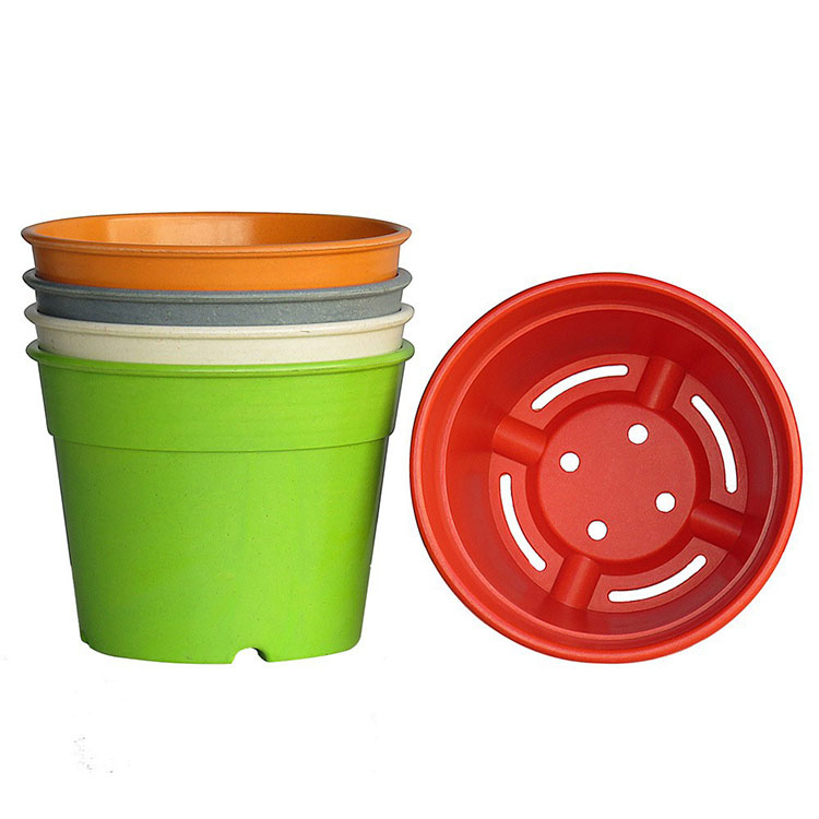 Comment faites-vous des trous de drainage dans les pots de fleurs?